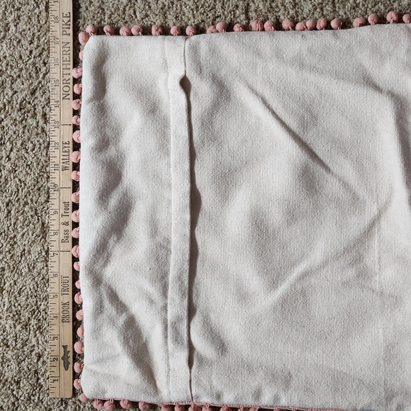 Homewear Arrows pillow cover Size 17x17 Color cream with pink pom fringe - Picture 5 of 6